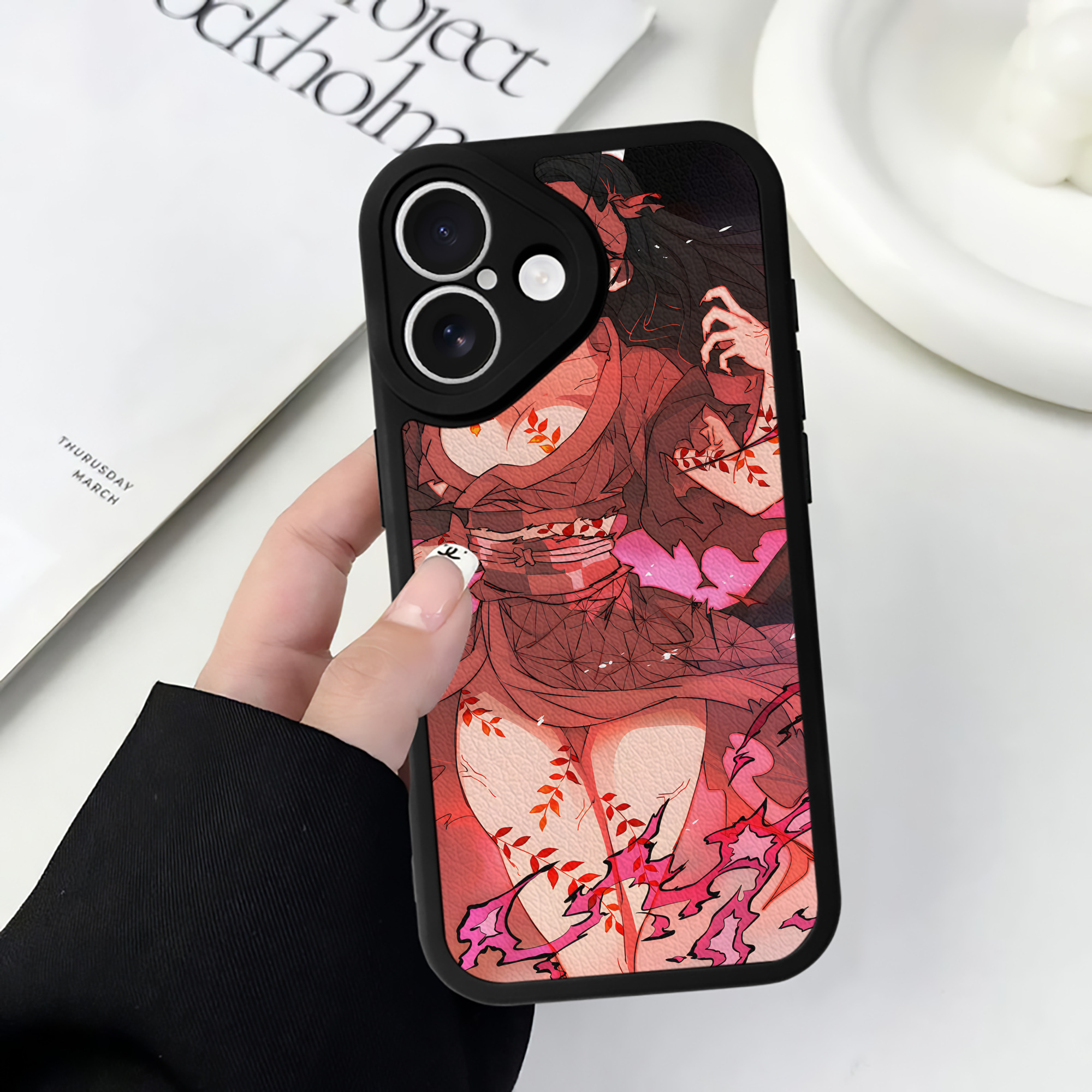 （画像用） 鬼滅の刃（きめつのやいば）竈門 禰󠄀豆子／かまど ねずこ Kamado Nezuko 【iPhone 16シリーズ対応】シリコンスマホケース（レザー調） 材質：シリコン